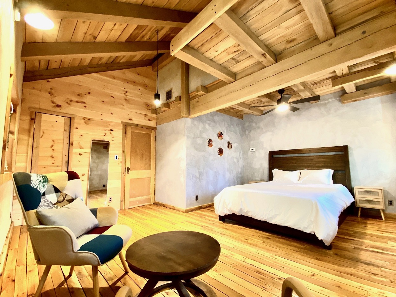 Common area at Arete with seating for guests
